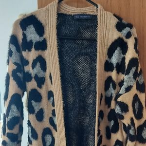 Animal print fuzzy mid lenght sweater